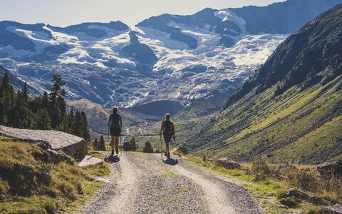 Zwei Frauen wandern vor einer traumhaften Bergkulisse