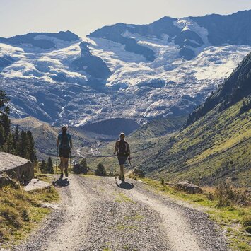 Zwei Frauen wandern vor einer traumhaften Bergkulisse