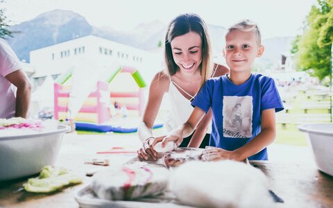 Eine Frau und ein kleiner Junge beim Dorfmarkt