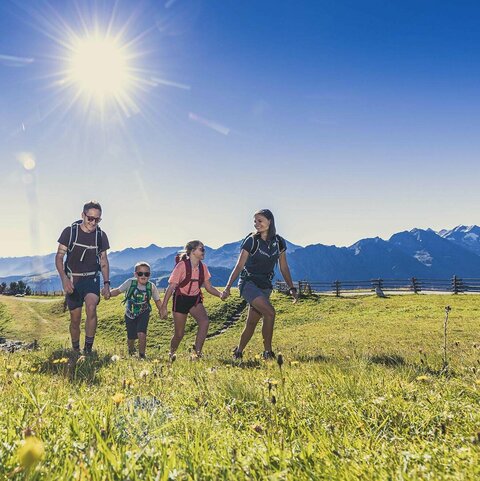 Eine Familie spaziert entlang an einem See