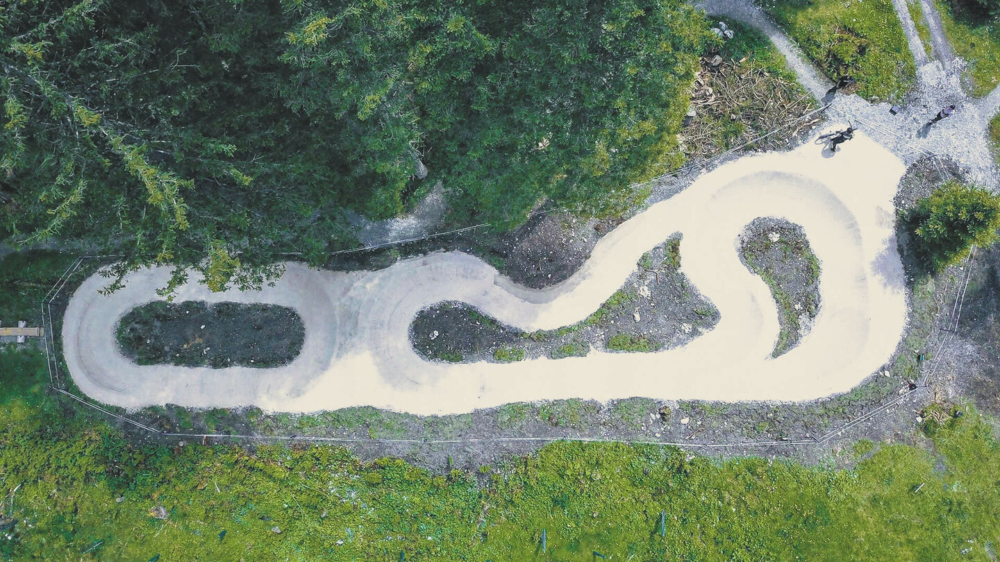 Blick auf einen Pumptrack aus der Vogelperspektive
