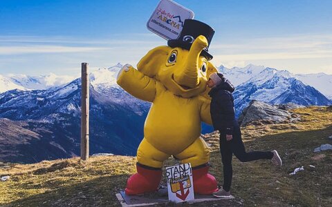 Eine Frau küsst die Statue von dem Maskottchen Funty