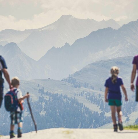 Eine Familie wandert in Gerlos