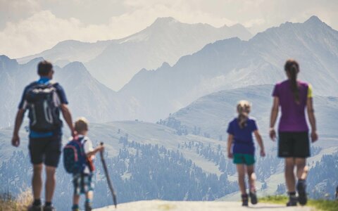Eine Familie wandert in Gerlos