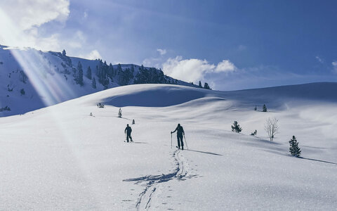 Zwei Schifahrer auf der Piste