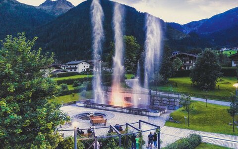 Zuschauer beobachten Wasserfontänen die in die Luft schießen