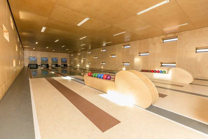 Eine Bowlinghalle.