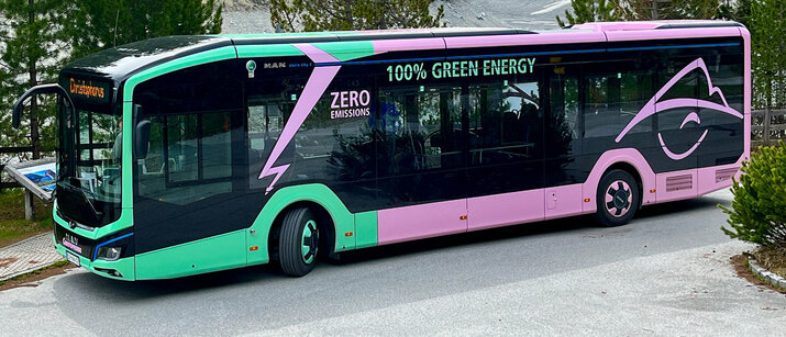 Ein grün, pinker Shuttle E-Bus