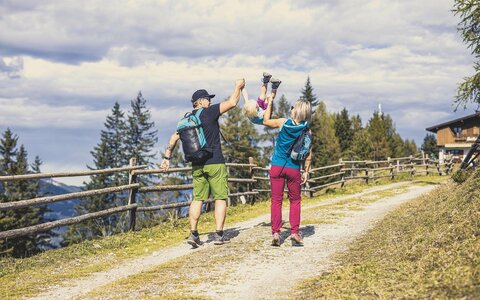 Ein Mann und eine Frau wandern mit ihrem Kind.