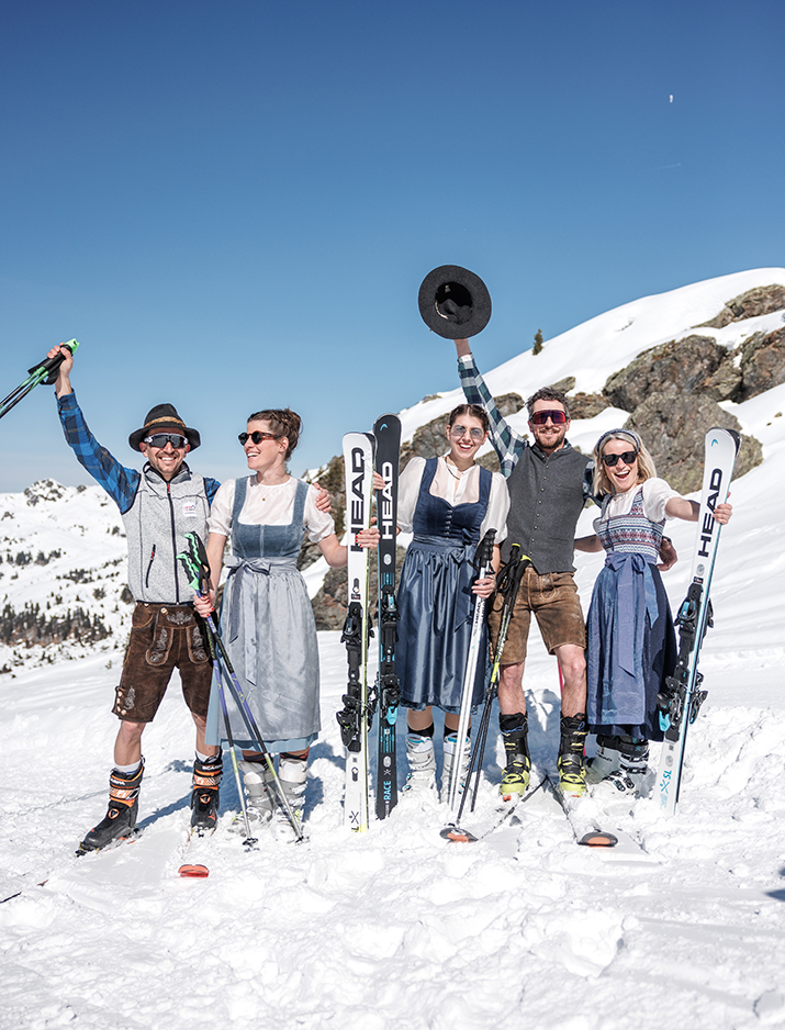 eine Gruppe in Tracht auf der Piste