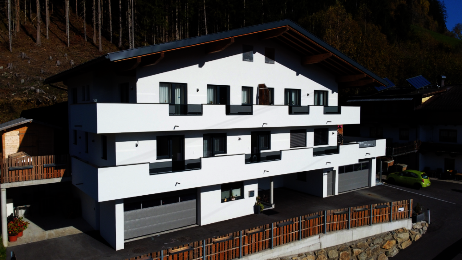 Aussenfoto-Haus-Herbst-2024.png