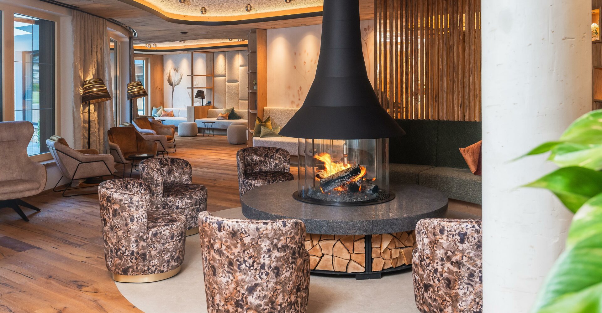 Hotellobby-mit-Kamin.jpg