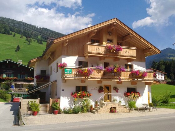 Öffentliche E-Ladestation Auto beim Gästehaus "Die Geislerin"
