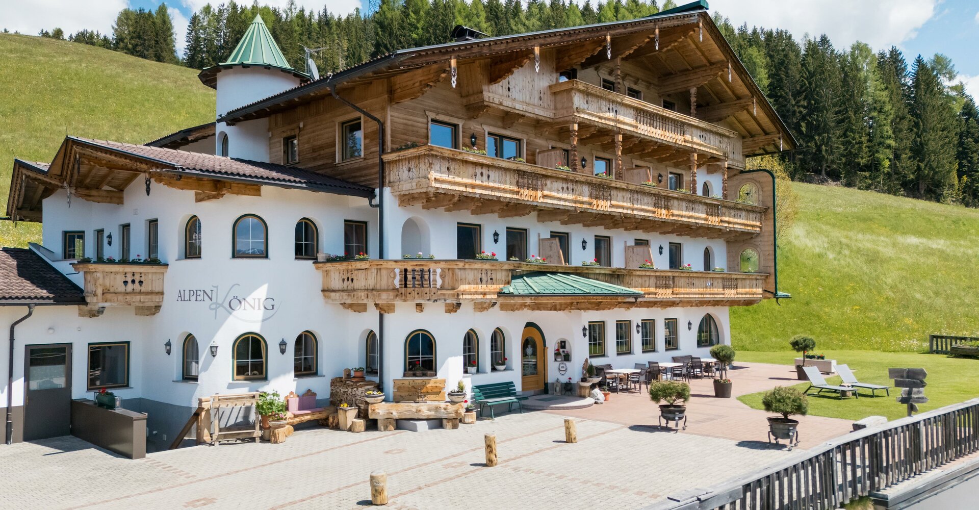 Alpenkoenig-Hausfoto-Sommer.jpg